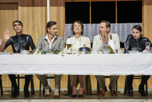 "Schimmelmanns"-Szene mit (von links): Mervan Ürkmez, Jürgen Sarkiss, Ingrid Sanne, Clemens Dönicke, Ayana Goldstein. (Foto: © Katrin Ribbe)